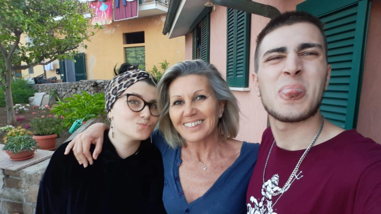 Nicola Consolandi con la madre e la sorella, prima dell’incidente Nicola Consolandi con la madre e la sorella, prima dell’incidente