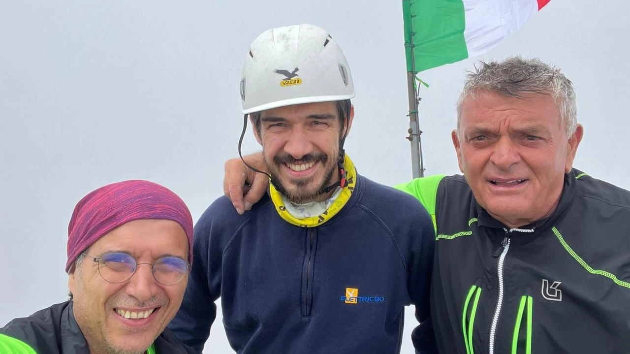Al Passo del Cerreto, alpini scalano il Monte La Nuda in preparazione del raduno annuale. Celebrazioni religiose e commemorazione dei Caduti in programma. Al Passo del Cerreto, alpini scalano il Monte La Nuda in preparazione del raduno annuale. Celebrazioni religiose e commemorazione dei Caduti in programma.