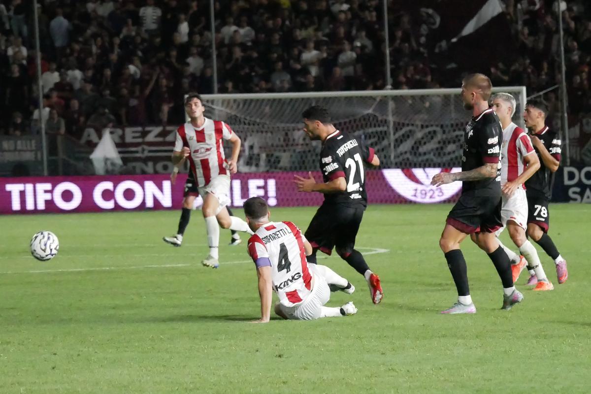 arezzo basta un gol una magia di tavernelli lancia la festa amaranto