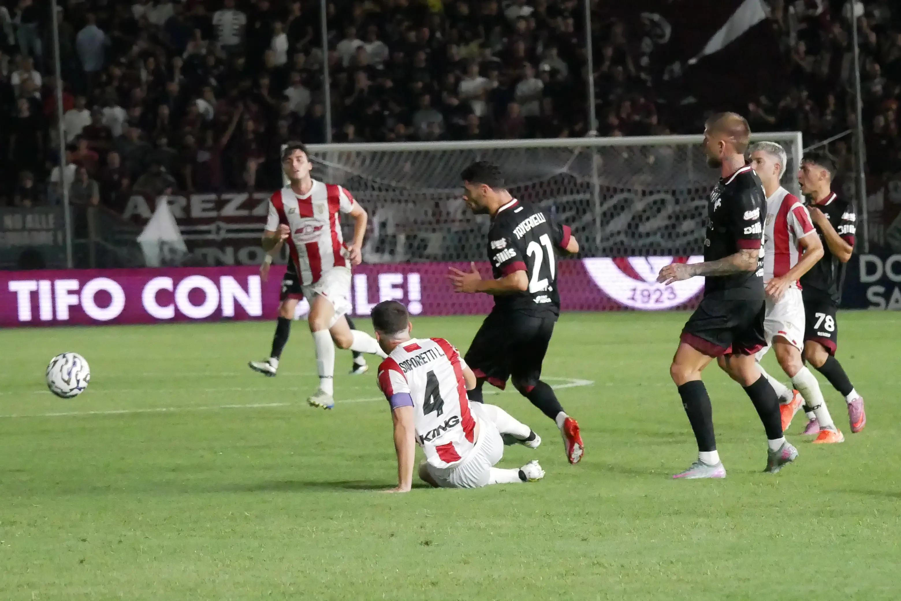 Arezzo, basta un gol. Una magia di Tavernelli lancia la festa amaranto