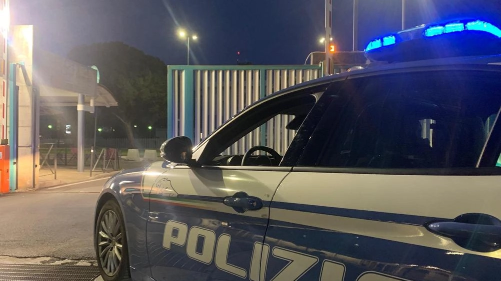 Gli uomini della squadra volante sono intervenuti per arrestare l’uomo dopo una richiesta di intervento arrivata al numero unico di emergenza da parte dei vicini di casa della coppia Gli uomini della squadra volante sono intervenuti per arrestare l’uomo dopo una richiesta di intervento arrivata al numero unico di emergenza da parte dei vicini di casa della coppia