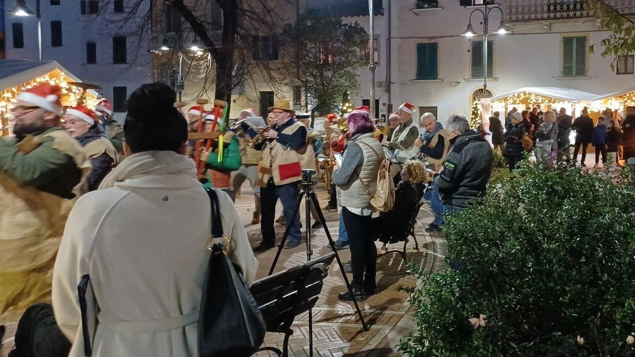Tanta gente ha affollato le strade di Poggibonsi durante il periodo di Natale. Presenze oltre ogni previsione Tanta gente ha affollato le strade di Poggibonsi durante il periodo di Natale. Presenze oltre ogni previsione