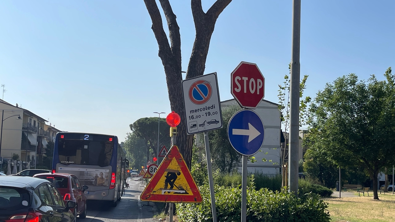 I mezzi incolonnati a causa del cantiere I mezzi incolonnati a causa del cantiere