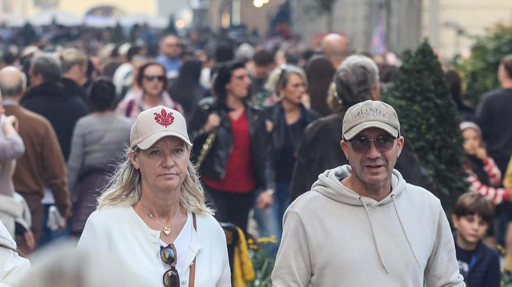 Firenze, città da 360mila residenti, 11 milioni di turisti l’anno, 5 miliardi di indotto, 30mila impiegati e 12mila case messe ra rendita su Airbnb Firenze, città da 360mila residenti, 11 milioni di turisti l’anno, 5 miliardi di indotto, 30mila impiegati e 12mila case messe ra rendita su Airbnb