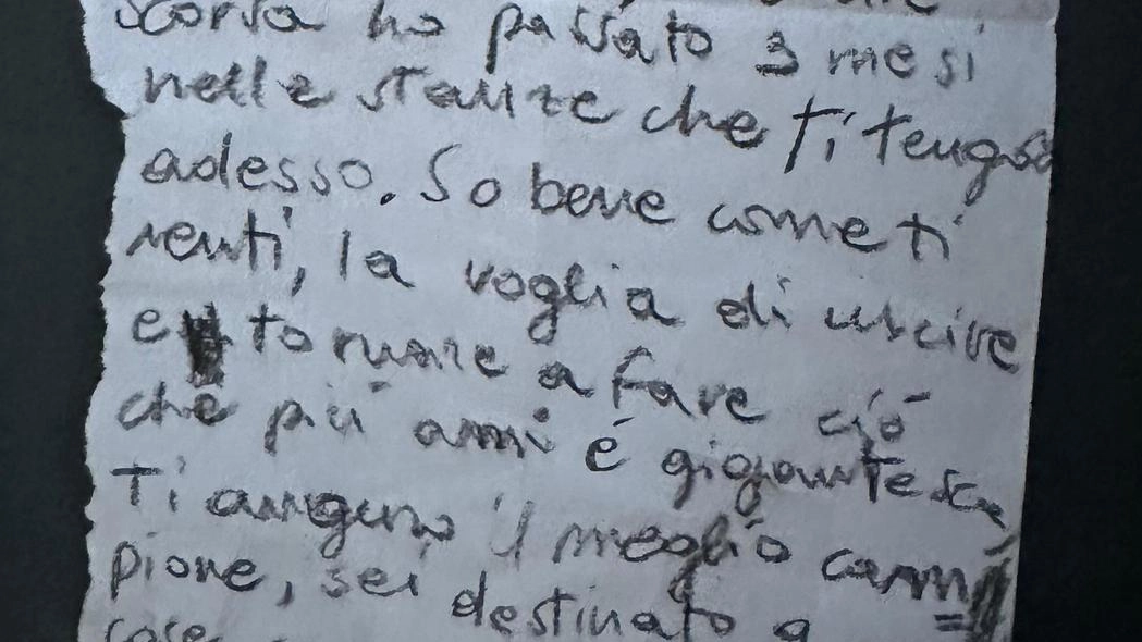 Un giovane tifoso della Fiorentina esprime affetto e sostegno a Edoardo Bove, giocatore in ospedale. Firenze si unisce nel messaggio di supporto. Un giovane tifoso della Fiorentina esprime affetto e sostegno a Edoardo Bove, giocatore in ospedale. Firenze si unisce nel messaggio di supporto.