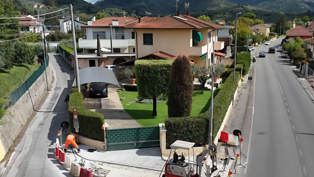 Un’immagine. del. cantiere per realizzare il marciapiede lungo l’arteria