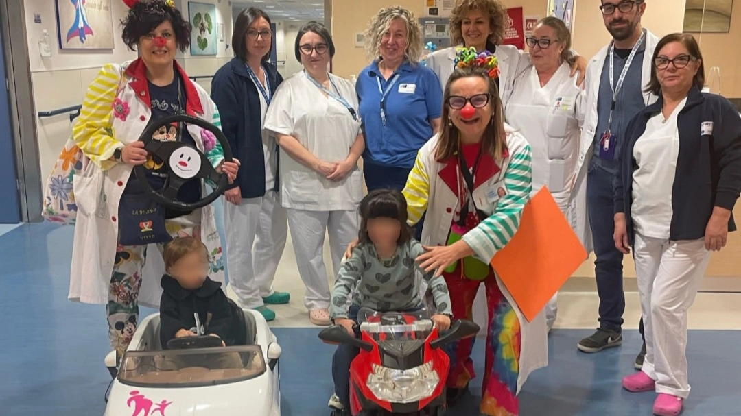 Prato, al Santo Stefano bambini in ‘viaggio’ verso la sala operatoria in microcar e moto