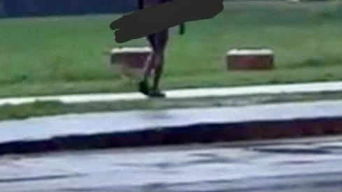 Il giovane nigeriano di 26 anni in stato confusionale che girava nudo sui viali e davanti a Porta Elisa