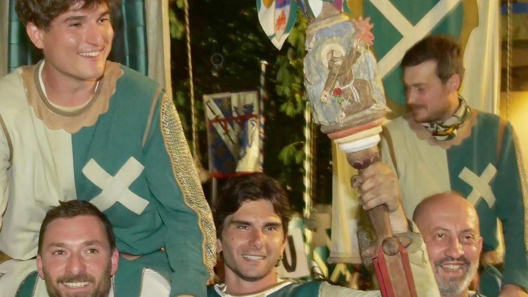 I giostratori Montini e Marmorini in trionfo con il rettore Carboni. e il capitano Gavagni I giostratori Montini e Marmorini in trionfo con il rettore Carboni. e il capitano Gavagni