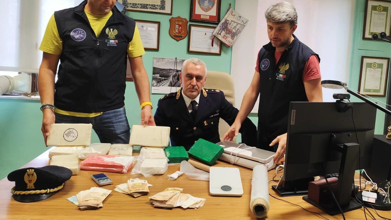 Un 36enne albanese, arrestato, aveva anche 16mila euro in contanti. Bloccato dalla squadra mobile nel perugino insieme a un connazionale. Un 36enne albanese, arrestato, aveva anche 16mila euro in contanti. Bloccato dalla squadra mobile nel perugino insieme a un connazionale.