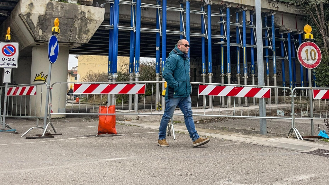 Il viadotto di Ponzano è rimasto ’puntellato’ per più di un anno e i residenti della via hanno avuto disagi ora, finalmente, superati Il viadotto di Ponzano è rimasto ’puntellato’ per più di un anno e i residenti della via hanno avuto disagi ora, finalmente, superati