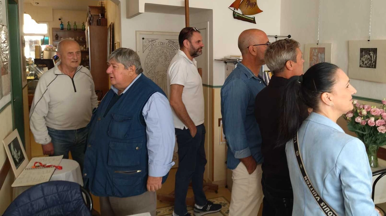 Esposte una quindicina di opere dell’artista. Nel 1973 vinse il primo premio satira al Forte. Esposte una quindicina di opere dell’artista. Nel 1973 vinse il primo premio satira al Forte.