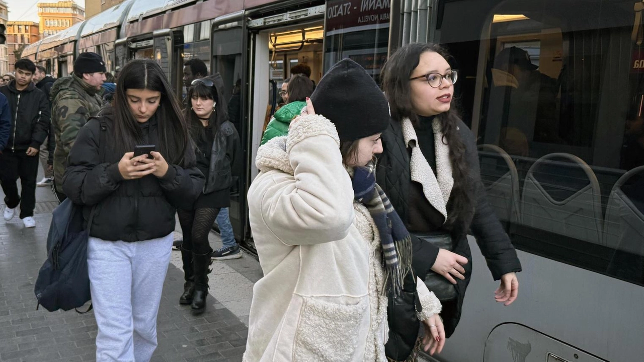 Passeggeri appena scesi da un convolgio della tramvia. D’ora in avanti i controlli a bordo di Sirio saranno più frequenti Passeggeri appena scesi da un convolgio della tramvia. D’ora in avanti i controlli a bordo di Sirio saranno più frequenti
