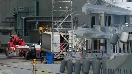 Drammatica caduta di oltre tre metri ieri mattina nel capannone della Tgsc a Marina di Carrara. L’uomo, 33 anni, non ha mai perso conoscenze: grave ma non sarebbe in pericolo di vita. Drammatica caduta di oltre tre metri ieri mattina nel capannone della Tgsc a Marina di Carrara. L’uomo, 33 anni, non ha mai perso conoscenze: grave ma non sarebbe in pericolo di vita.