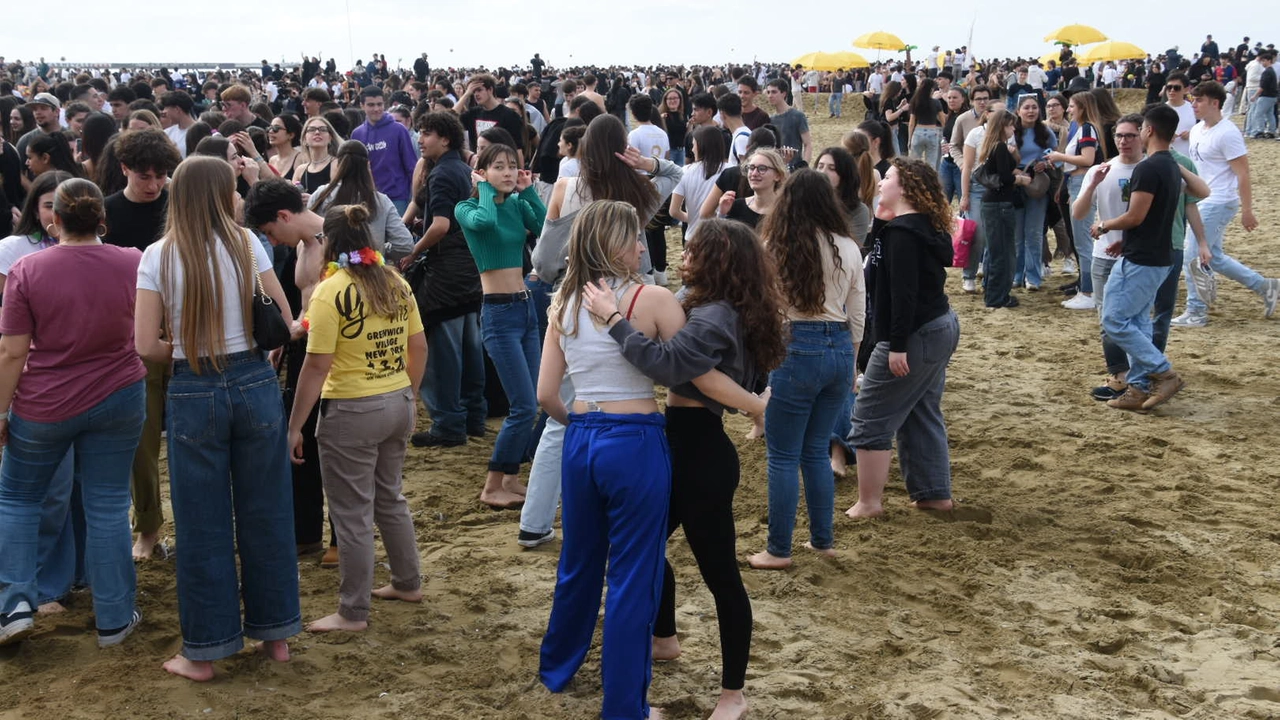 La folla sulla spiaggia a Viareggio (foto Umicini)
