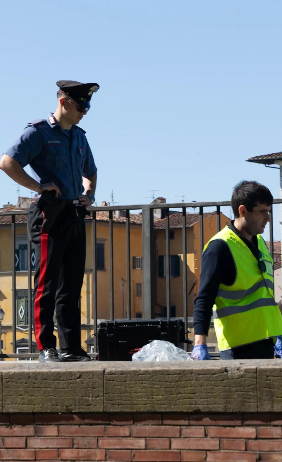 Cade dalle spallette e muore: spunta il video