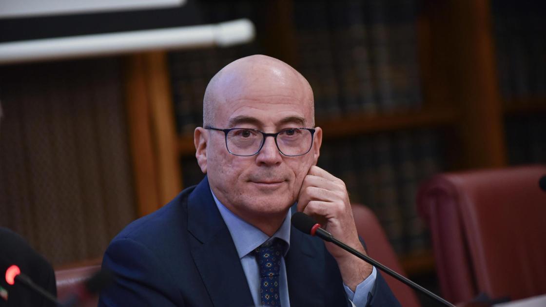 aldo cazzullo riceve il premio oliviero beha al festival di editoria e giornalismo emergente