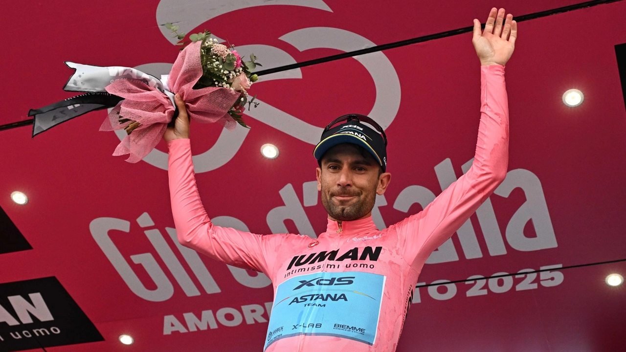 Diego Ulissi ha conquistato la maglia rosa nell'ottava tappa del Giro d'Italia 2025 Diego Ulissi ha conquistato la maglia rosa nell'ottava tappa del Giro d'Italia 2025