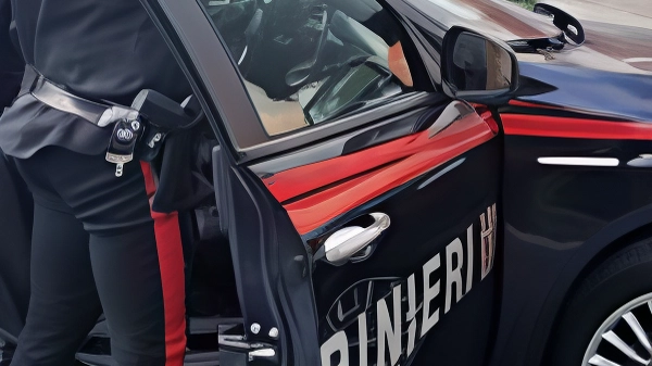 Un uomo ha tentato di bloccare la sua ex in auto a Grosseto, causando un momento di paura. Dopo un tentativo fallito, è stato portato via dai carabinieri. Un uomo ha tentato di bloccare la sua ex in auto a Grosseto, causando un momento di paura. Dopo un tentativo fallito, è stato portato via dai carabinieri.