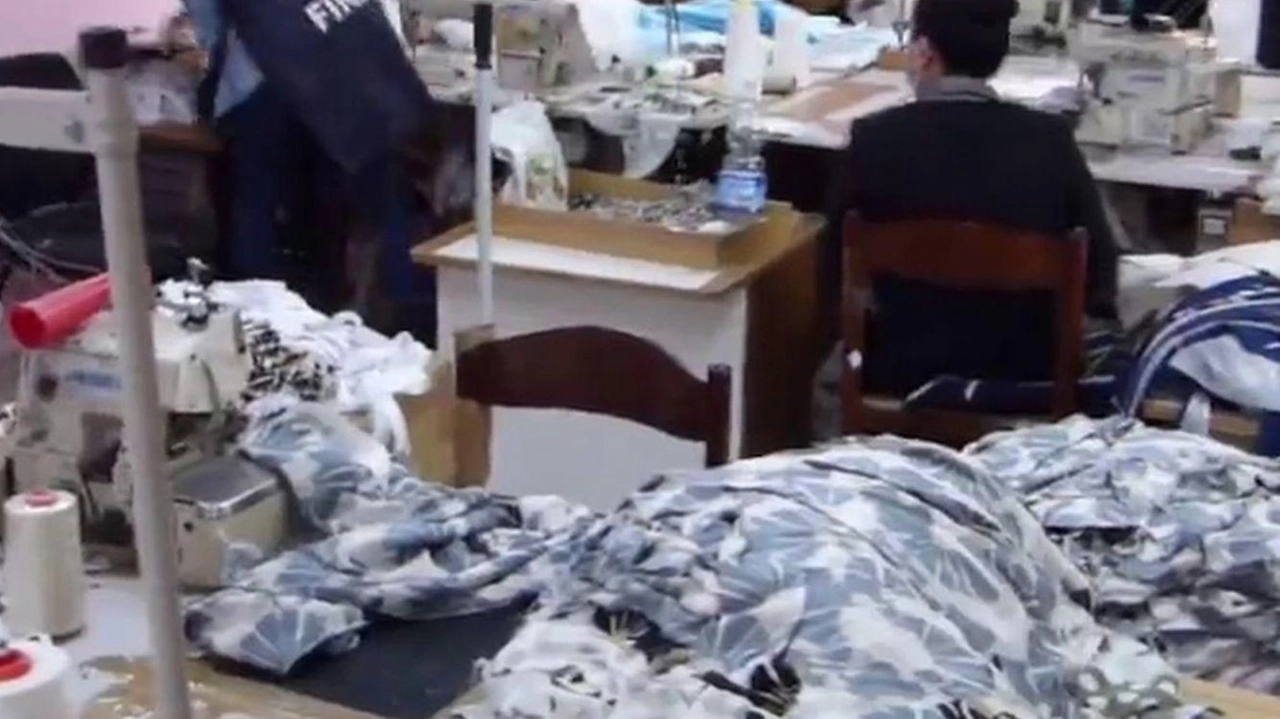 Un fermo immagine del blitz della guardia di finanza all’interno del capannone Un fermo immagine del blitz della guardia di finanza all’interno del capannone
