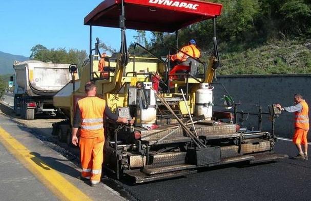 https://www.lanazione.it/image-service/view/acePublic/alias/contentid/MDQ4OTMwMmYtZDgyNC00/0/manutenzione-strade-1lv34.jpeg