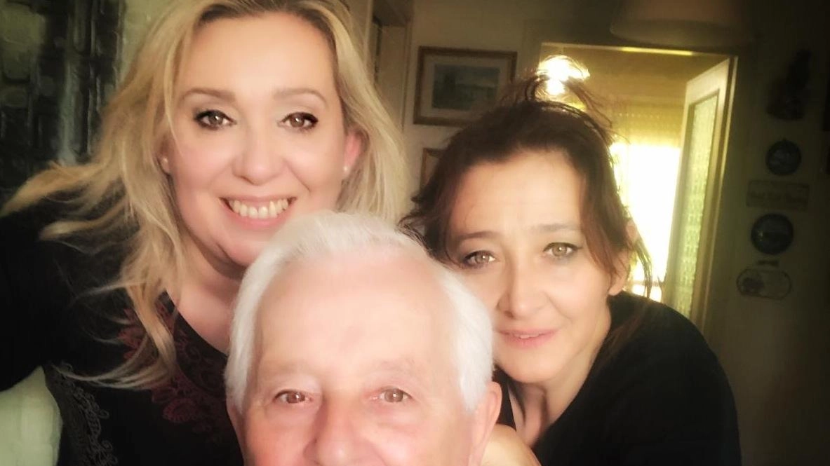 Loreno Silvestri, qui in una bella foto con le figlie Sara e Silvia,. ’ex consigliera comunale del PdL, oggi dirigente di Fratelli d’Italia e presidente del consiglio cittadino per le pari opportunità Loreno Silvestri, qui in una bella foto con le figlie Sara e Silvia,. ’ex consigliera comunale del PdL, oggi dirigente di Fratelli d’Italia e presidente del consiglio cittadino per le pari opportunità