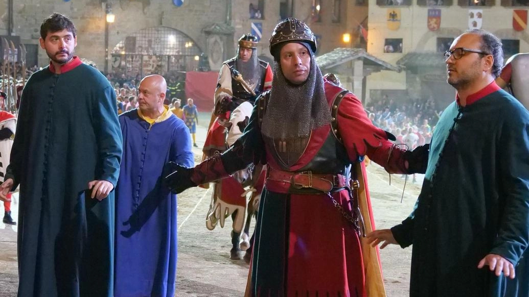 Il consiglio direttivo di Porta Crucifera prepara il ricorso; in alto il rettore Andrea Fazzuoli, a lato il capitano Alberto Branchi Il consiglio direttivo di Porta Crucifera prepara il ricorso; in alto il rettore Andrea Fazzuoli, a lato il capitano Alberto Branchi