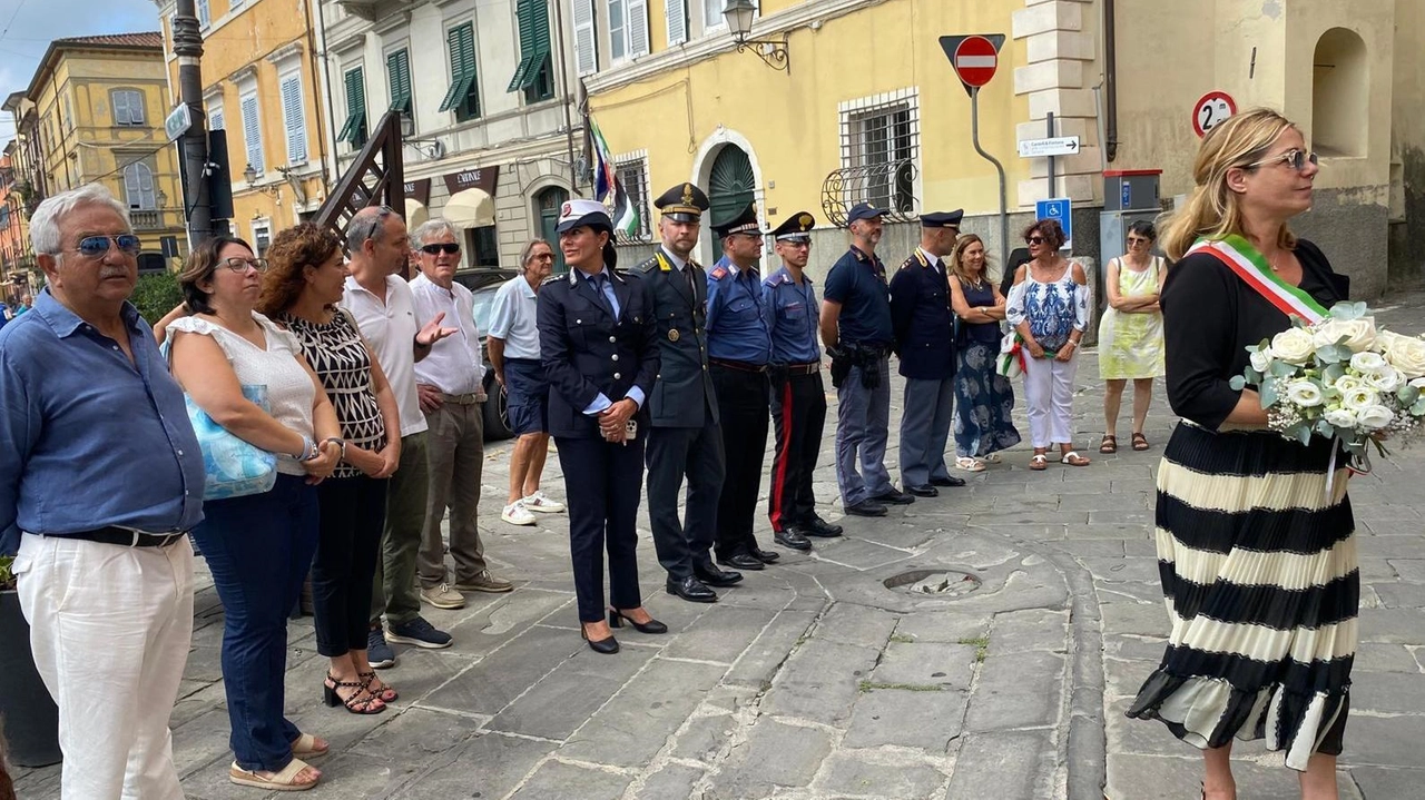Lunedì mattina la sindaca di centro-destra Cristina Ponzanelli. ha deposto fiori alla targa in piazza Jurgens Lunedì mattina la sindaca di centro-destra Cristina Ponzanelli. ha deposto fiori alla targa in piazza Jurgens