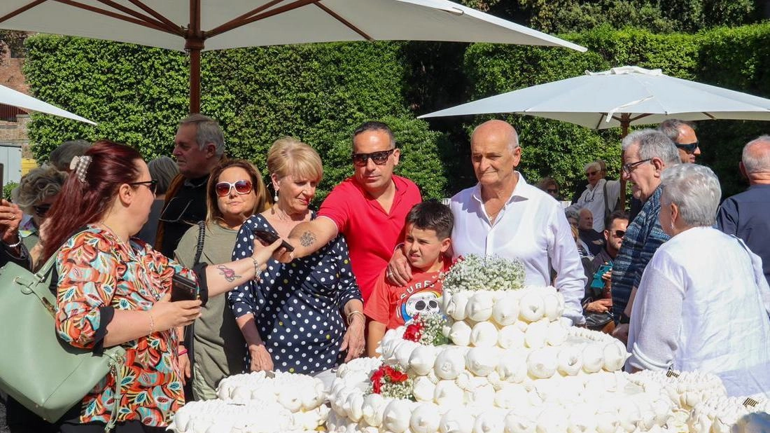Oggi alle 16, al Giardino Scotto, il Comune celebra coloro che hanno raggiunto i traguardi delle nozze d’oro e di... Oggi alle 16, al Giardino Scotto, il Comune celebra coloro che hanno raggiunto i traguardi delle nozze d’oro e di...