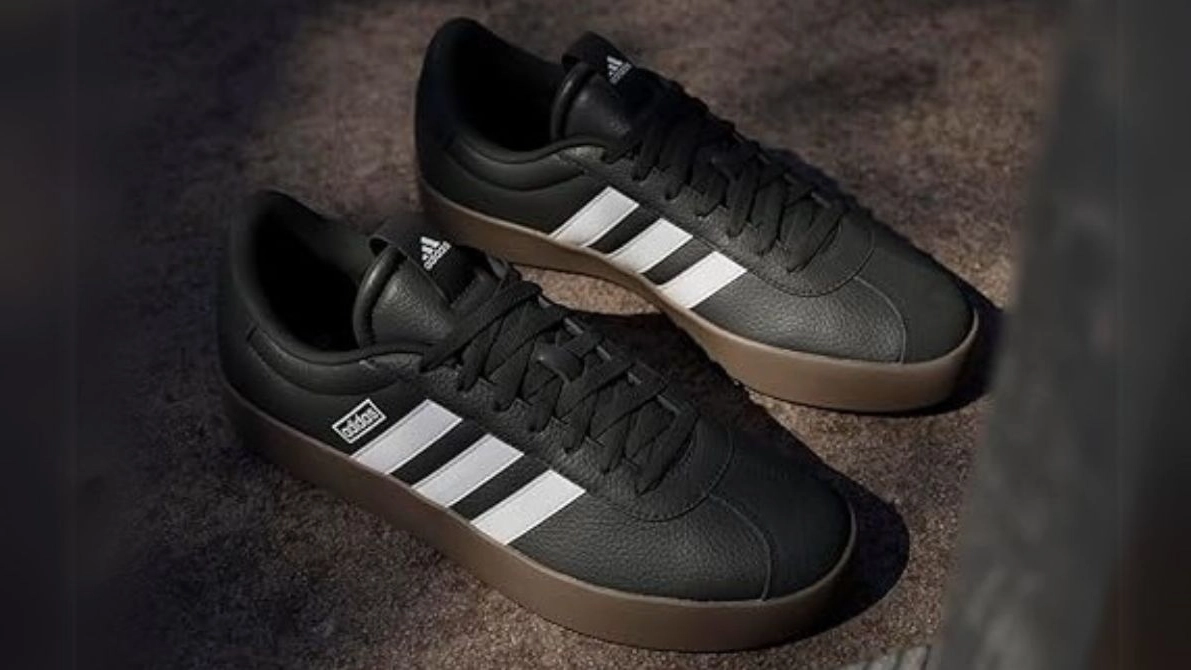 Classico che vince sempre: le scarpe Adidas che stanno bene con tutto, in sconto super
