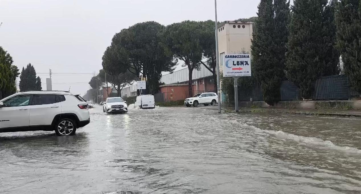 allerta rossa a prato chiusi negozi e centri commerciali da Lanazione.it allerta rossa a prato chiusi negozi e centri commerciali