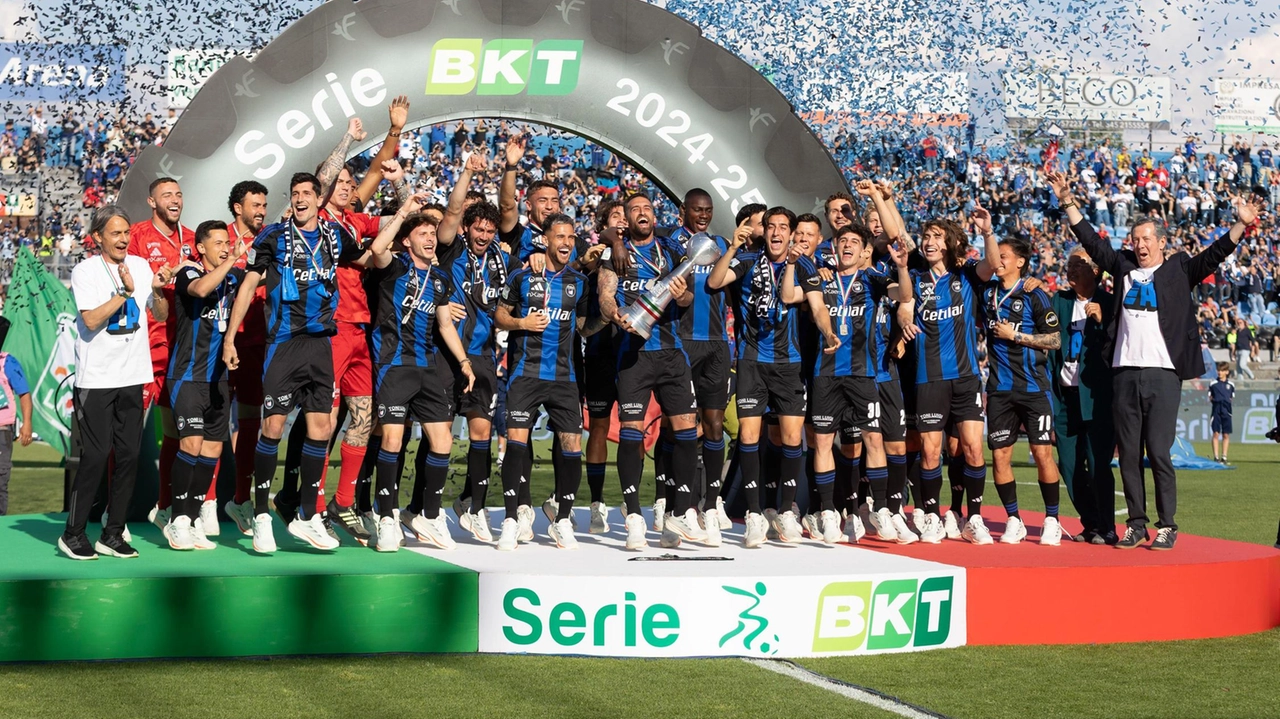 Il Pisa premiato all’Arena festeggia con la Coppa Il Pisa premiato all’Arena festeggia con la Coppa