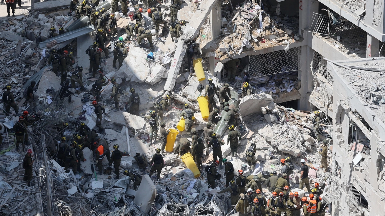 Israele, pioggia di missili dall’Iran e dallo Yemen nella notte: 10 morti e 200 feriti. Teheran: “Allargheremo questa guerra solo se costretti”
