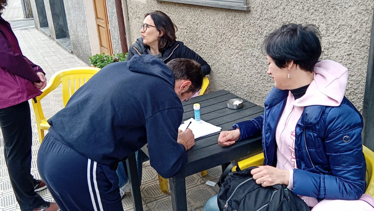 Un momento della raccolta firme attivata alla Casa del popolo di Pontasserchio da sabato Un momento della raccolta firme attivata alla Casa del popolo di Pontasserchio da sabato