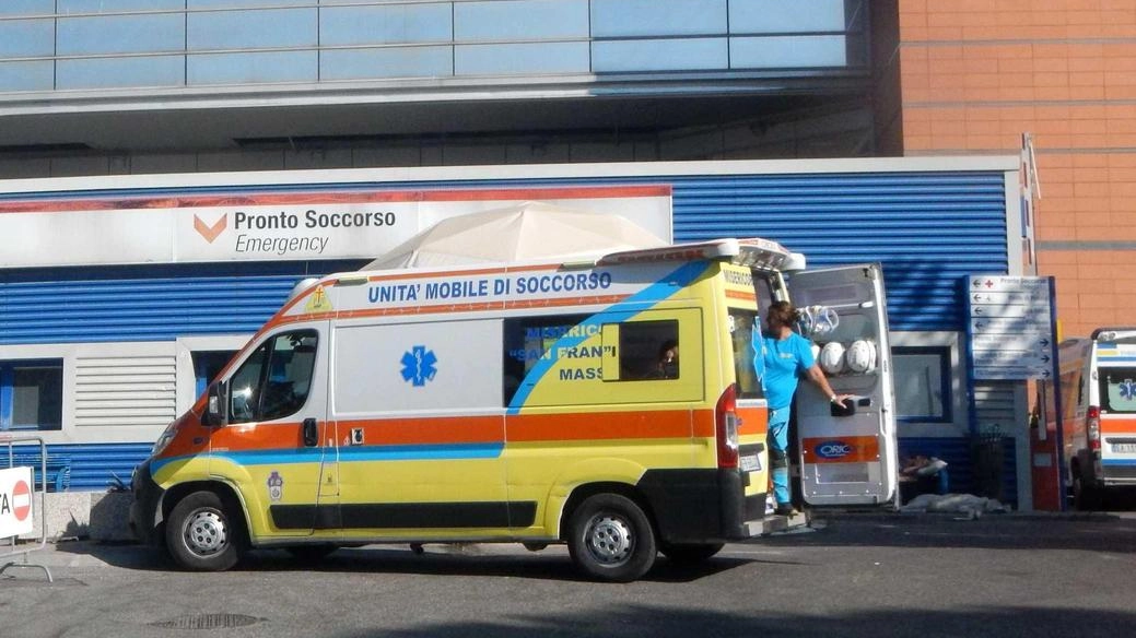 La donna, ottantenne, è stata trasportata in ospedale per le lesioni riportate dopo la brutale aggressione. Telecamere al vaglio delle forze dell’ordine