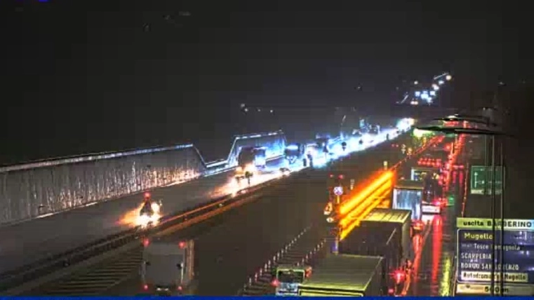 La coda sulla A1 nei pressi di Barberino di Mugello ripresa da una delle webcam di Autostrade La coda sulla A1 nei pressi di Barberino di Mugello ripresa da una delle webcam di Autostrade