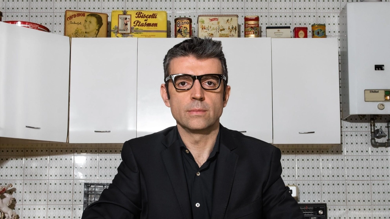 Domani sera il suo spettacolo che combina stand-up comedy, ironia e osservazione della vita quotidiana Domani sera il suo spettacolo che combina stand-up comedy, ironia e osservazione della vita quotidiana