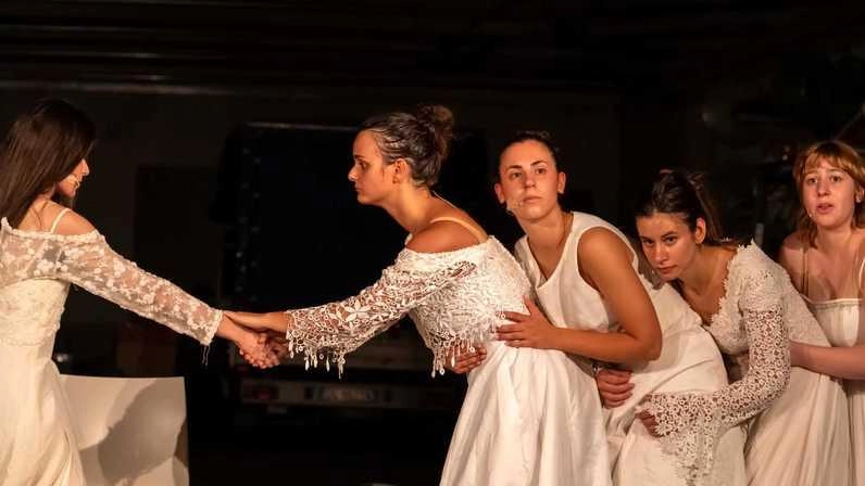 Una scena dello spettacolo «Fili di giovani trame» diretto da Rosaria Bux