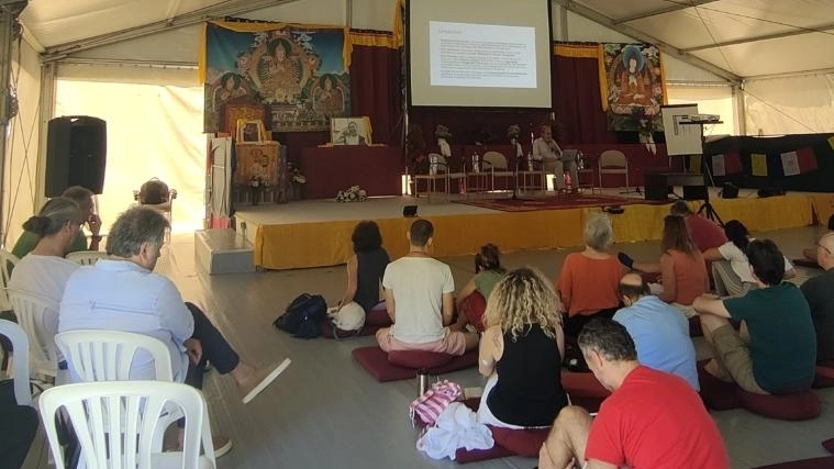 Una seduta di meditazione all’istituto Lama Tzong Khapa di Pomaia Una seduta di meditazione all’istituto Lama Tzong Khapa di Pomaia