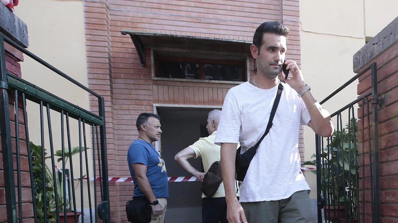 Il vice questore aggiunto Riccardo Signorelli davanti all’ingresso della palazzina dove si è consumata la tragedia. Oggi tornerà qui con i colleghi della scientifica, anche di Roma Il vice questore aggiunto Riccardo Signorelli davanti all’ingresso della palazzina dove si è consumata la tragedia. Oggi tornerà qui con i colleghi della scientifica, anche di Roma