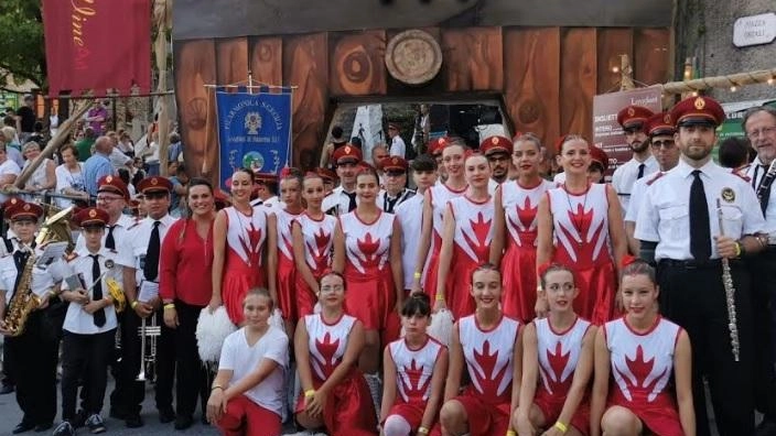 120 anni di musica a Levigliani: pranzo sociale e esibizione della Filarmonica Santa Cecilia in onore di Santa Cecilia e dei musicisti defunti, seguiti da premiazioni e presenza dell'assessore alla cultura. Storia e ruolo della banda nella comunità. 120 anni di musica a Levigliani: pranzo sociale e esibizione della Filarmonica Santa Cecilia in onore di Santa Cecilia e dei musicisti defunti, seguiti da premiazioni e presenza dell'assessore alla cultura. Storia e ruolo della banda nella comunità.