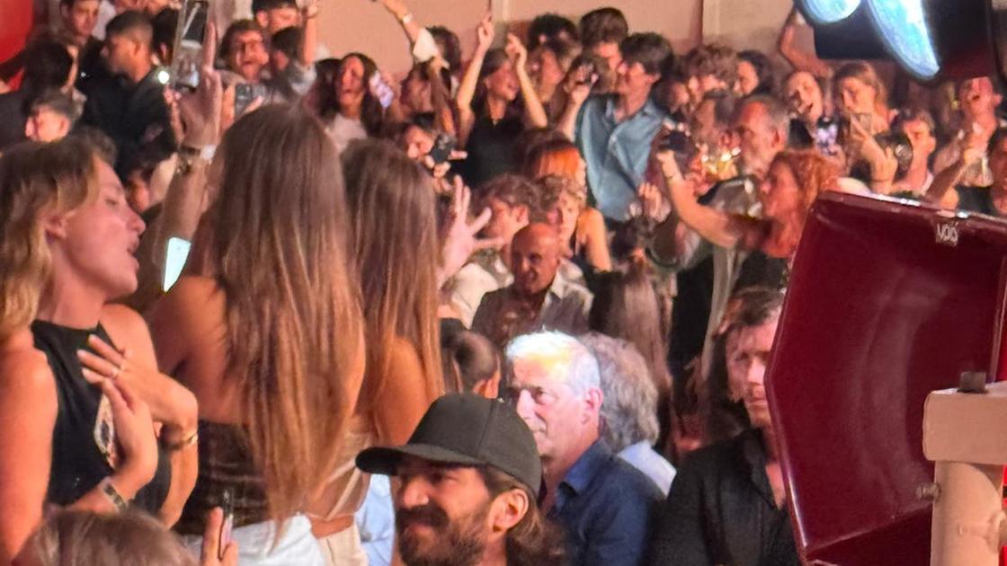 Gran festa per il nuovo Twiga. Del Vecchio regala champagne Gran festa per il nuovo Twiga. Del Vecchio regala champagne