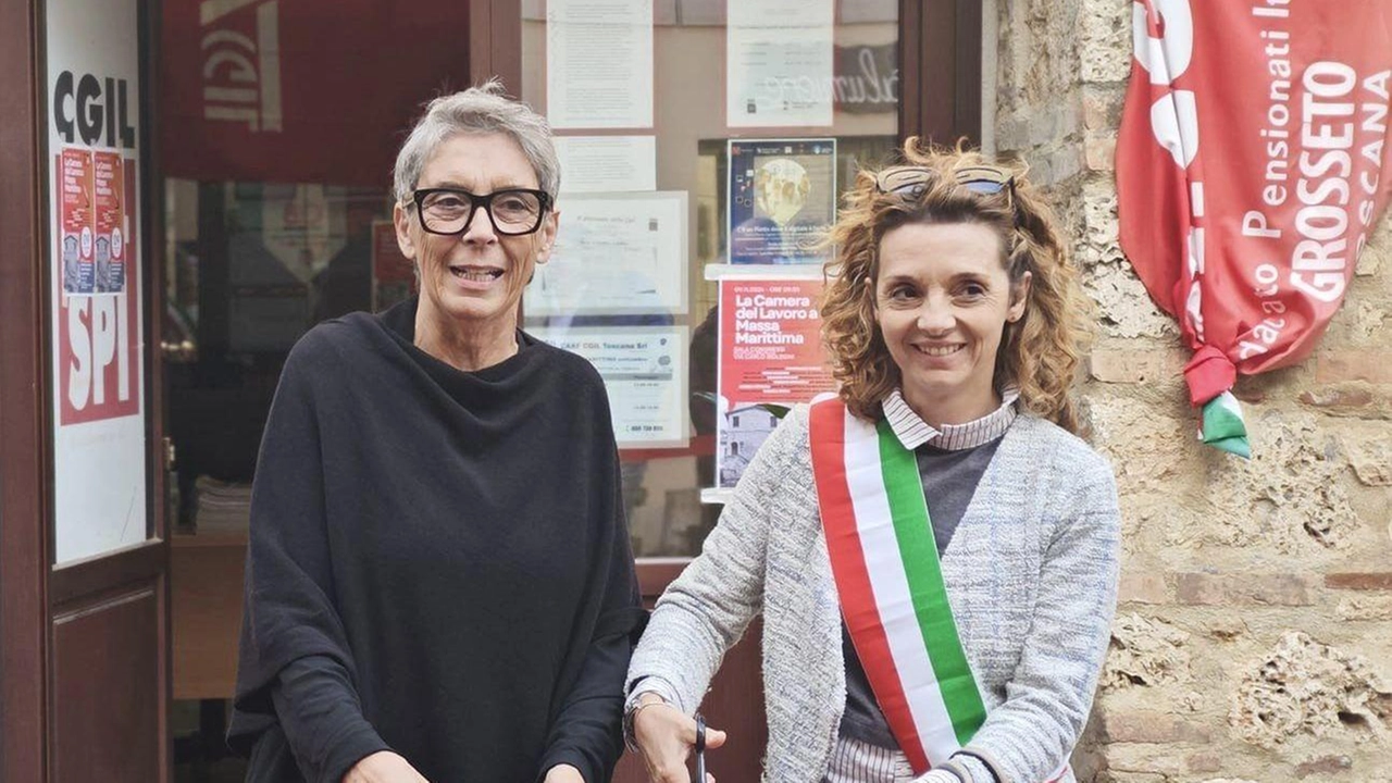 . segretaria generale della Cgil Grosseto, Monica Pagni, e la sindaca Irene Marconi tagliano il nastro della nuova sede della Cgil
