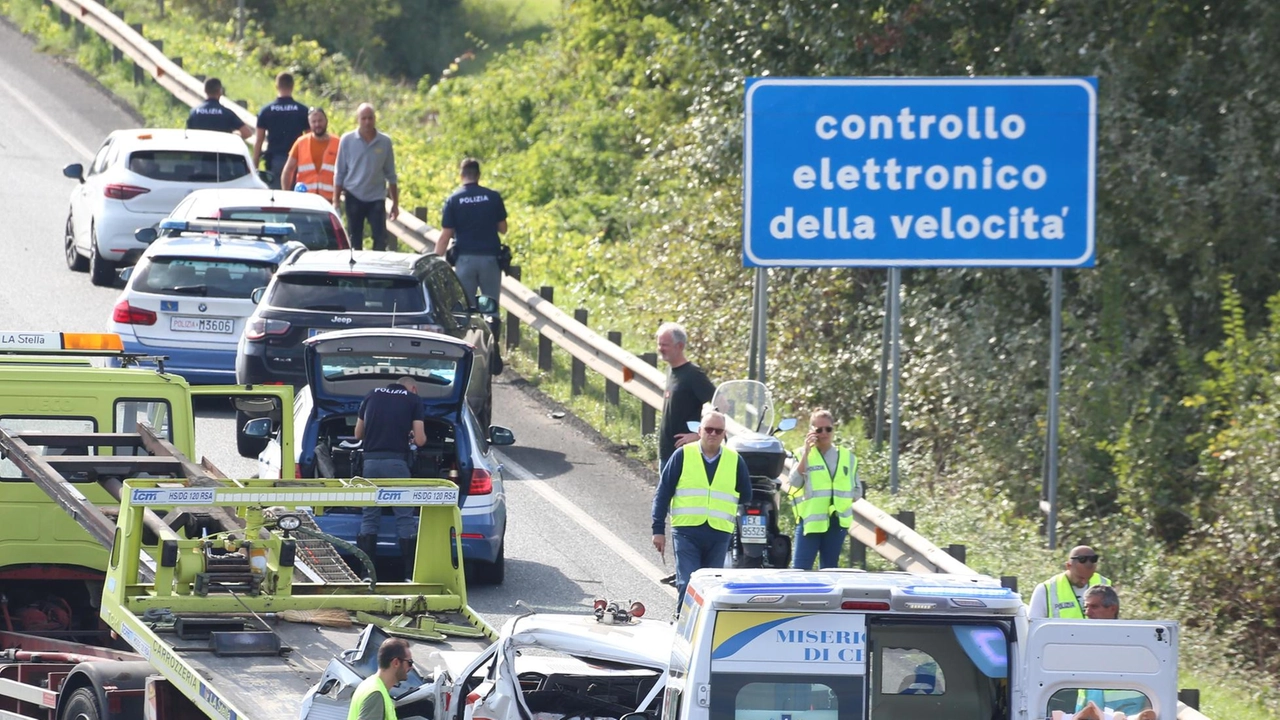 L'imprenditore livornese Salvatore Favati scrive alla redazione de La Nazione denunciando la pericolosità della FiPiLi dopo l'incidente mortale di Sandro Banchellini, chiedendo la chiusura e la ricostruzione della strada. L'imprenditore livornese Salvatore Favati scrive alla redazione de La Nazione denunciando la pericolosità della FiPiLi dopo l'incidente mortale di Sandro Banchellini, chiedendo la chiusura e la ricostruzione della strada.