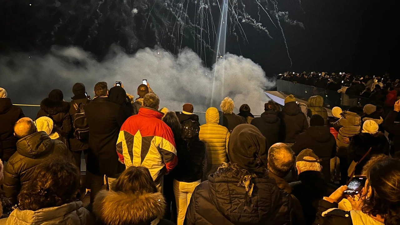 I tradizionali fuochi d’artificio a Peccioli che accompagnano l’arrivo del nuovo anno. Tante le persone che hanno scelto il Borgo dei borghi I tradizionali fuochi d’artificio a Peccioli che accompagnano l’arrivo del nuovo anno. Tante le persone che hanno scelto il Borgo dei borghi
