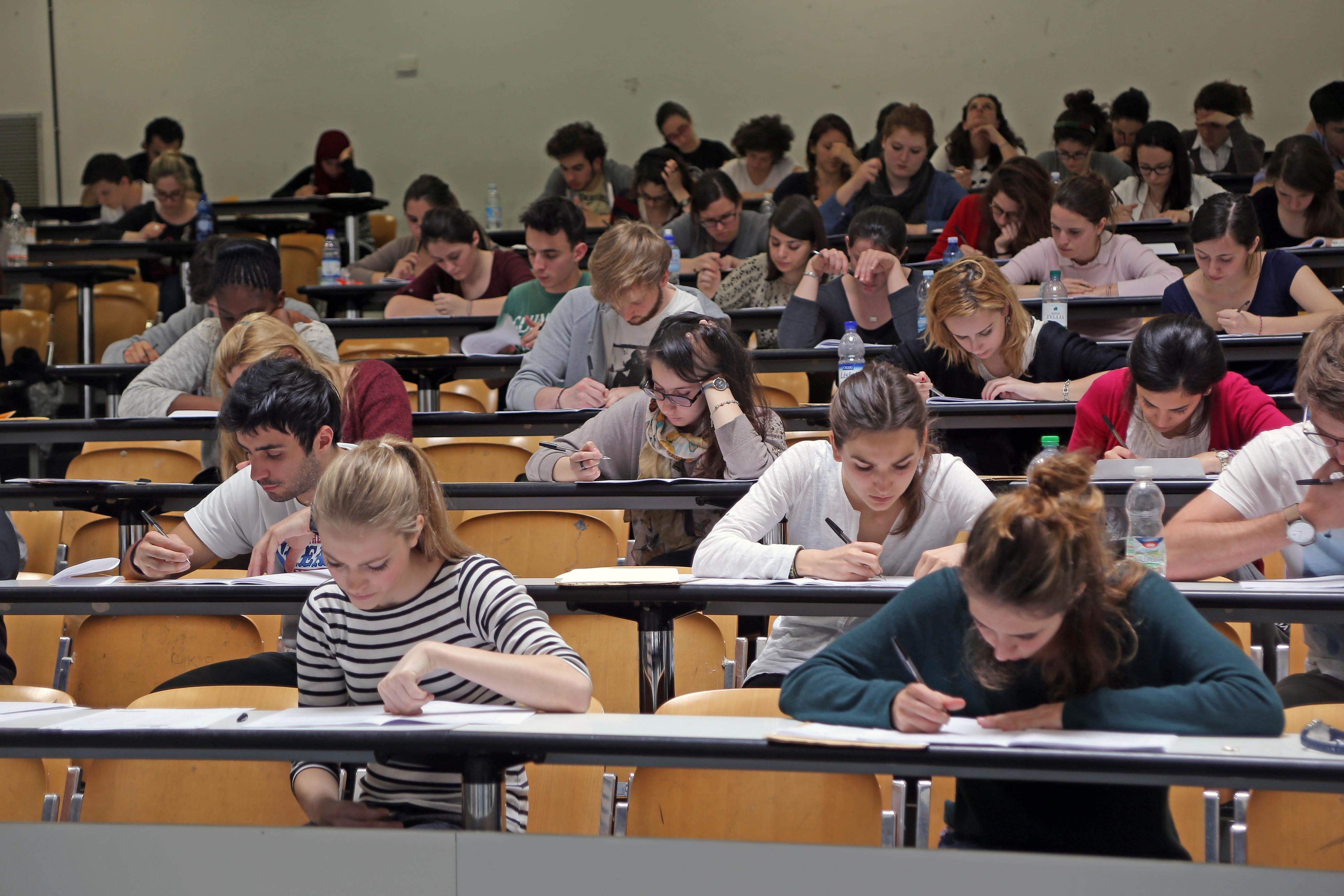 https://www.lanazione.it/image-service/view/acePublic/alias/contentid/MDQzNzRlNGItZDFmYi00/0/paviapress95a75ceea66645c3b81a380d783c55bd2unipvstudenti007jpg-9.jpeg