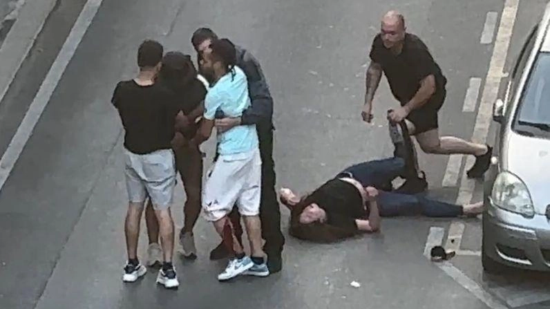 Alcune delle persone coinvolte nella rissa di ieri mattina in via Don Minzoni Alcune delle persone coinvolte nella rissa di ieri mattina in via Don Minzoni