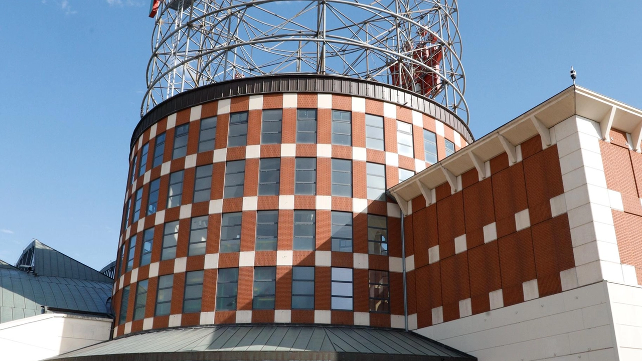 I sindacati Filcams Cgil Firenze, Fisascat Cisl Firenze-Prato e Uiltucs Toscana hanno inviato una diffida alla direzione del centro commerciale...