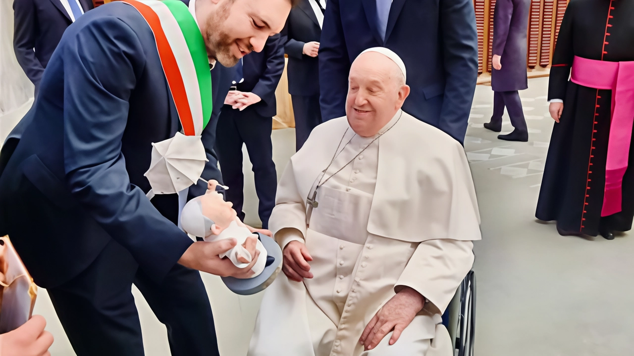 Il momento della consegna. della statuetta. al Santo Padre da parte del sindaco Il momento della consegna. della statuetta. al Santo Padre da parte del sindaco