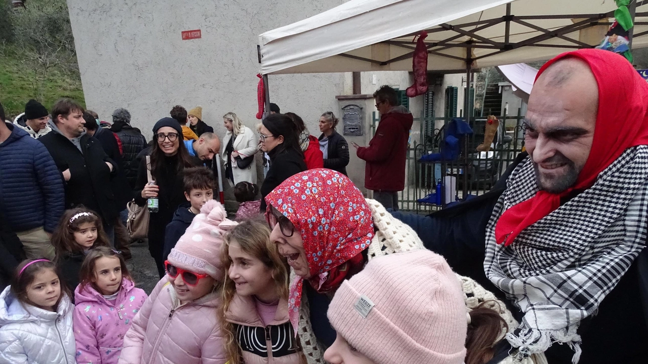 Manifestazioni dedicate ai bambini che hanno ricevuto calze e doni. L’anziana signora presente nei vari paesi anche per finalità sociali . Manifestazioni dedicate ai bambini che hanno ricevuto calze e doni. L’anziana signora presente nei vari paesi anche per finalità sociali .